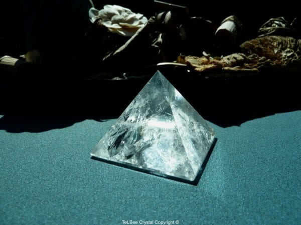Pyramide en cristal de roche vue principale