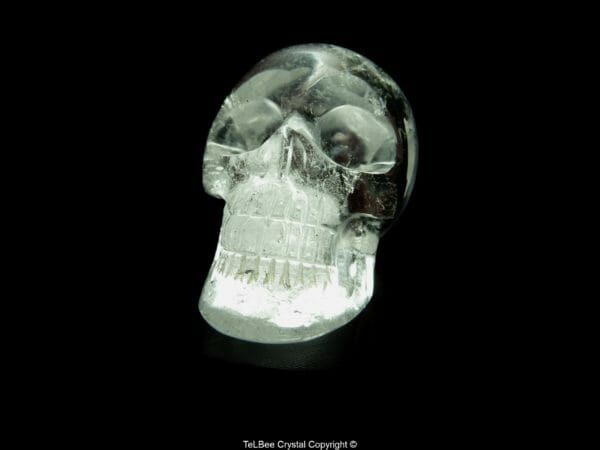 Crâne en cristal de roche sur présentoir médiator