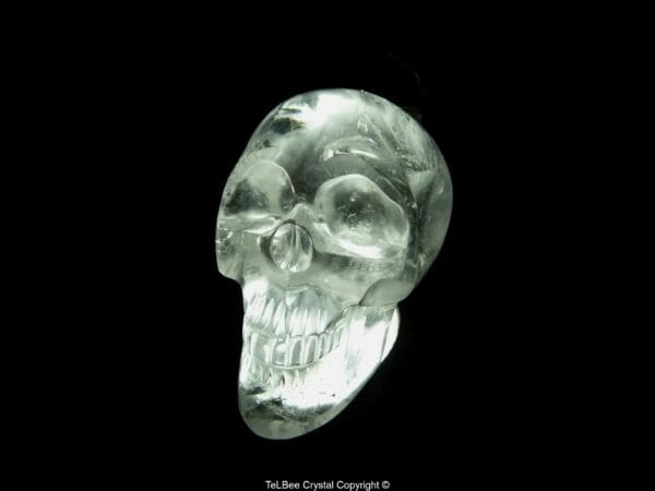 Crâne en cristal de roche sur présentoir médiator