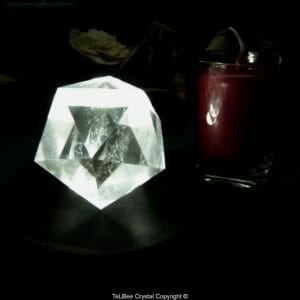 Dodécaèdre en cristal de roche sur présentoir médiator