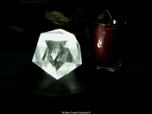 Dodécaèdre en cristal de roche sur présentoir médiator