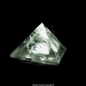 Pyramide en cristal de roche sur présentoir médiator