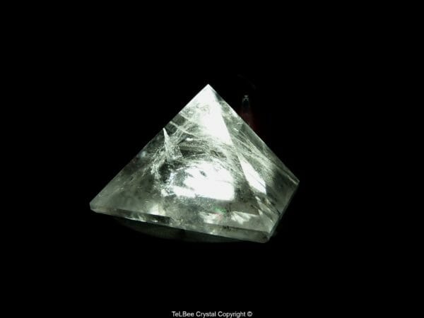 Pyramide en cristal de roche sur présentoir médiator