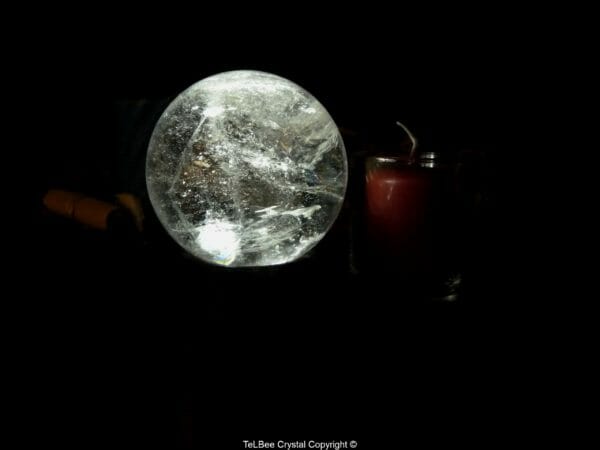 Sphère en cristal de roche sur présentoir médiator et support sphère